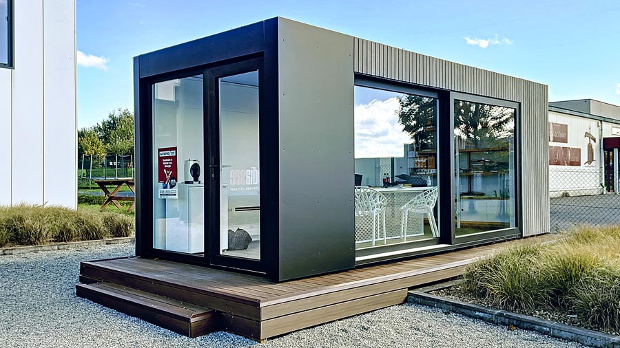 Bureau conteneur aménagé en acier avec isolation et fenêtres