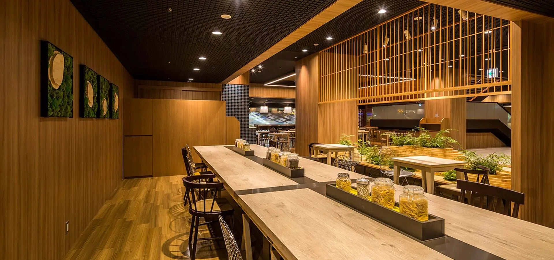 Conteneur aménagé en café bar restaurant avec terrasse et design moderne