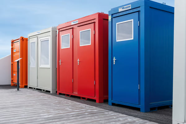 Sanitaire conteneur mobile avec toilettes et lavabos pour chantiers et événements